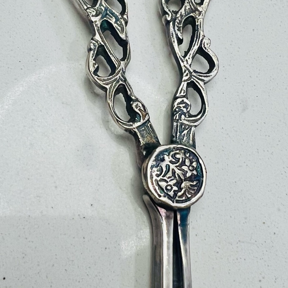 Vintage Silver Plate Grape Shears Ornate Pierced Handles Floral Medallion - Picture 3 of 4